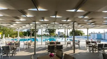 Adelais Bay Hotel
