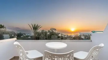Adelais Bay Hotel