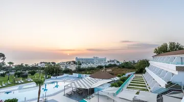 Adelais Bay Hotel
