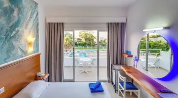Adelais Bay Hotel