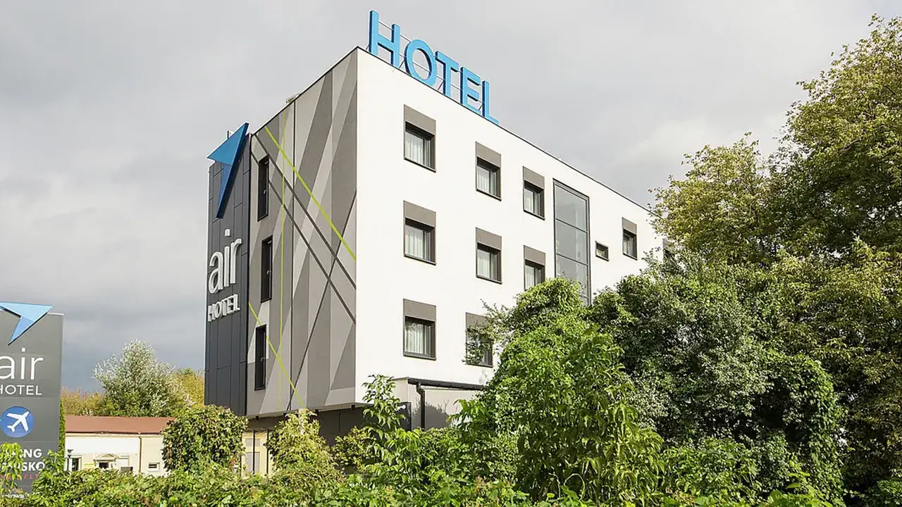 Air Hotel