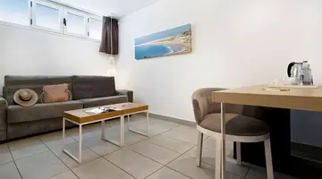 AKEAH Broncemar Hotel