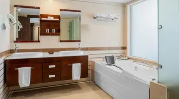 Albatros White Beach Hotel
