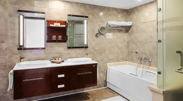 Albatros White Beach Hotel