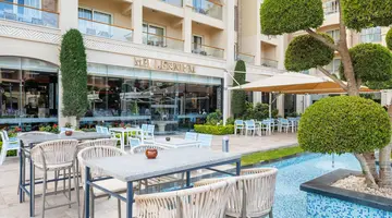Albatros White Beach Hotel