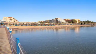 Albatros White Beach Hotel