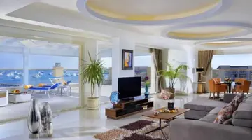Albatros White Beach Hotel