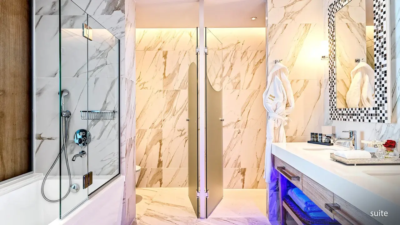 Amanti MadeForTwo Hotels