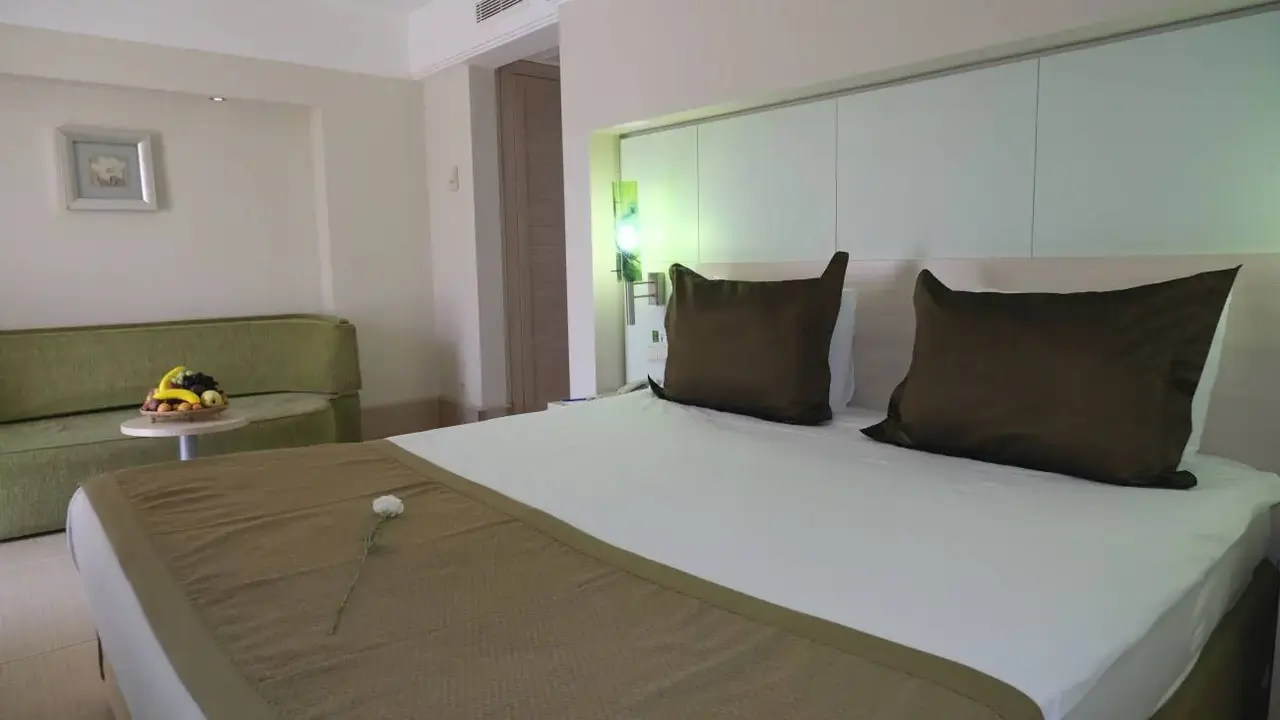 AMBASSADOR PLAZA HOTEL