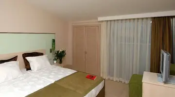 AMBASSADOR PLAZA HOTEL