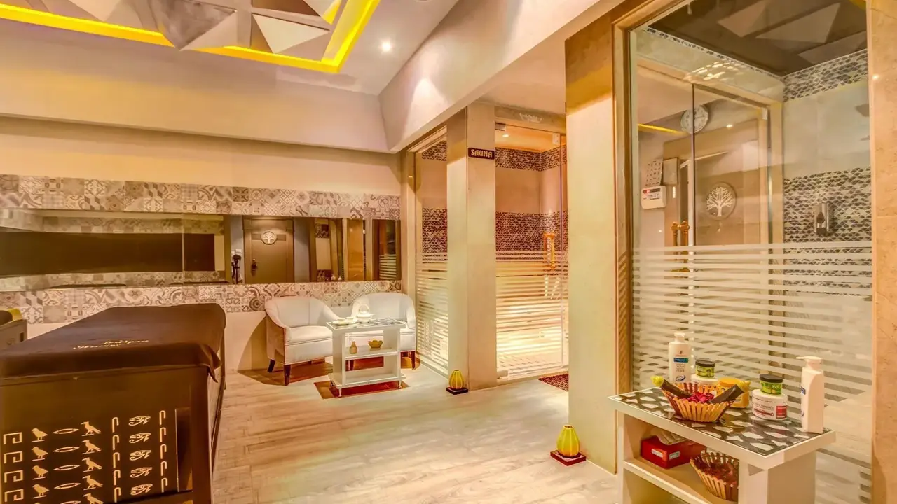 Amc Royal Hotel & Spa