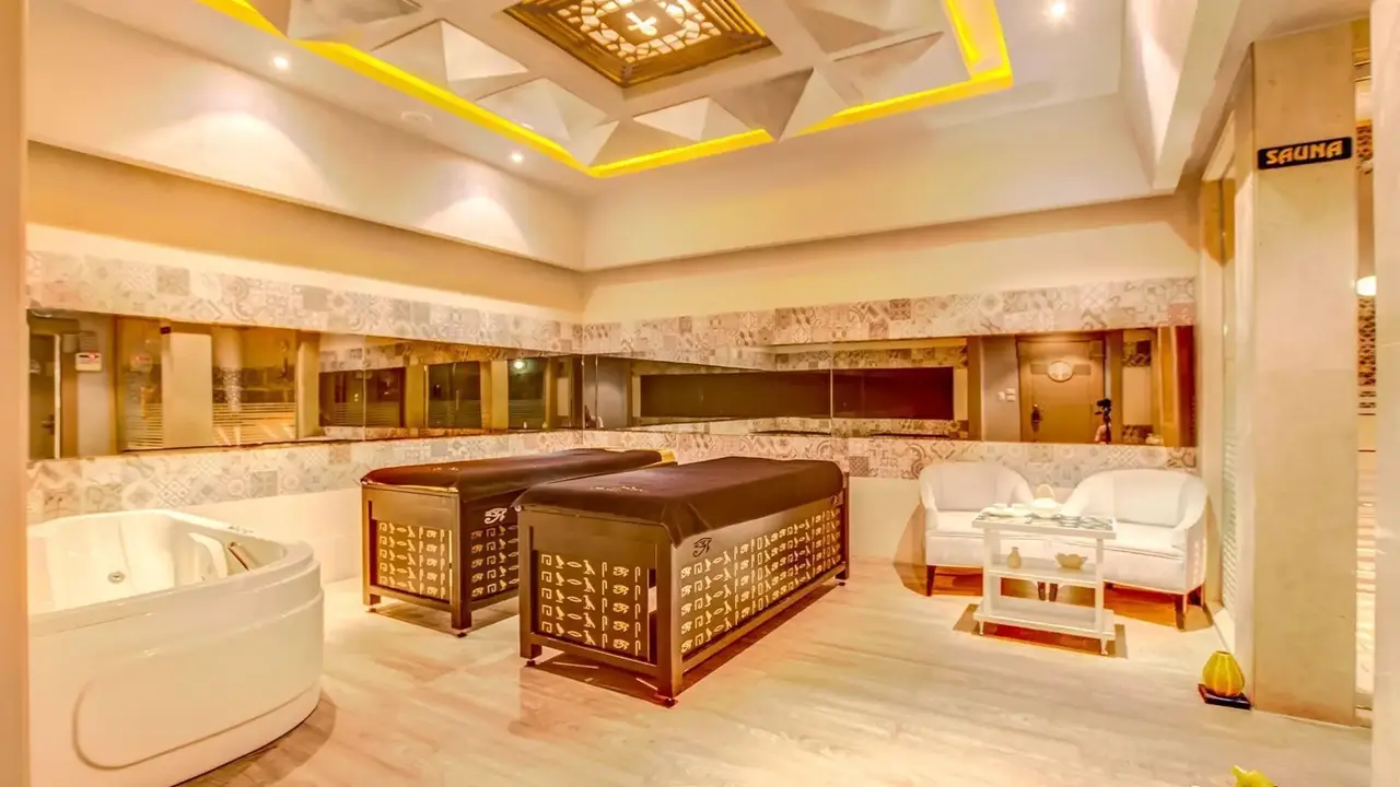 Amc Royal Hotel & Spa