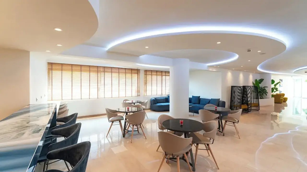 Amphitryon City Hotel