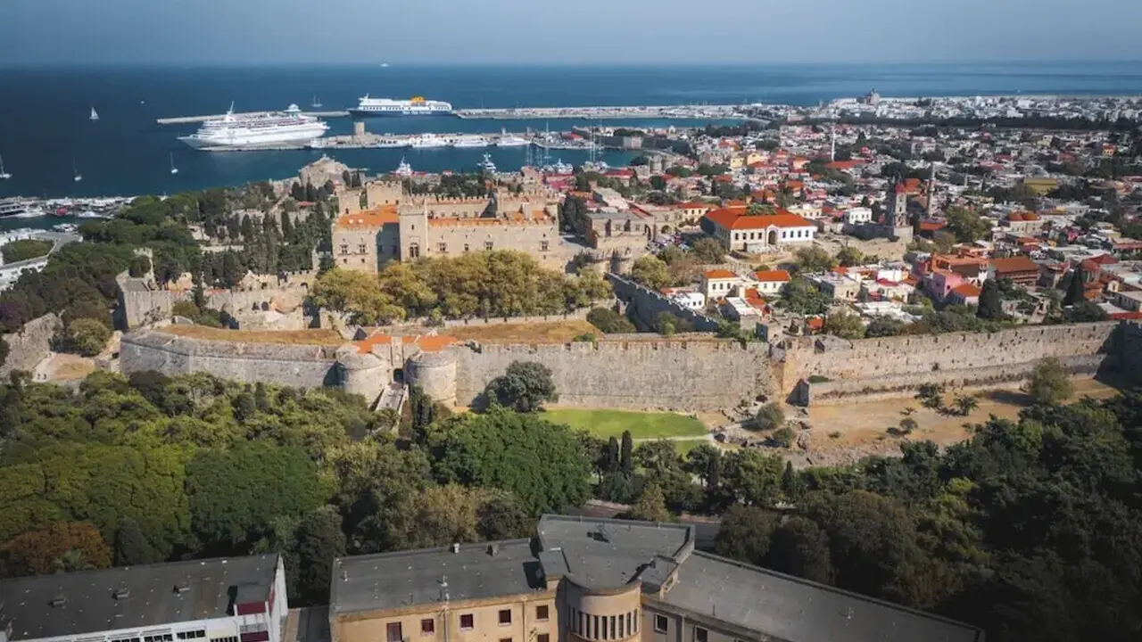 Amphitryon City Hotel