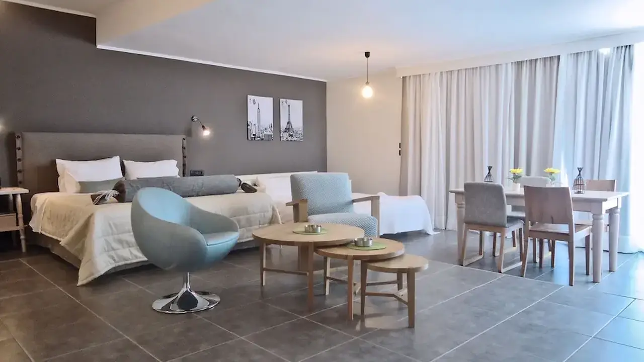 Amphitryon City Hotel