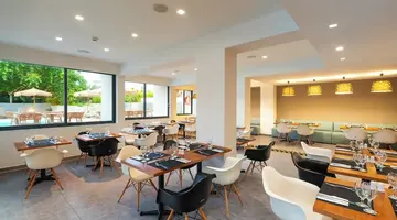 Amphitryon City Hotel