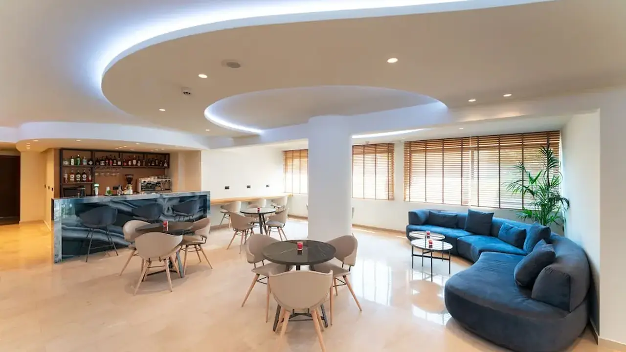 Amphitryon City Hotel