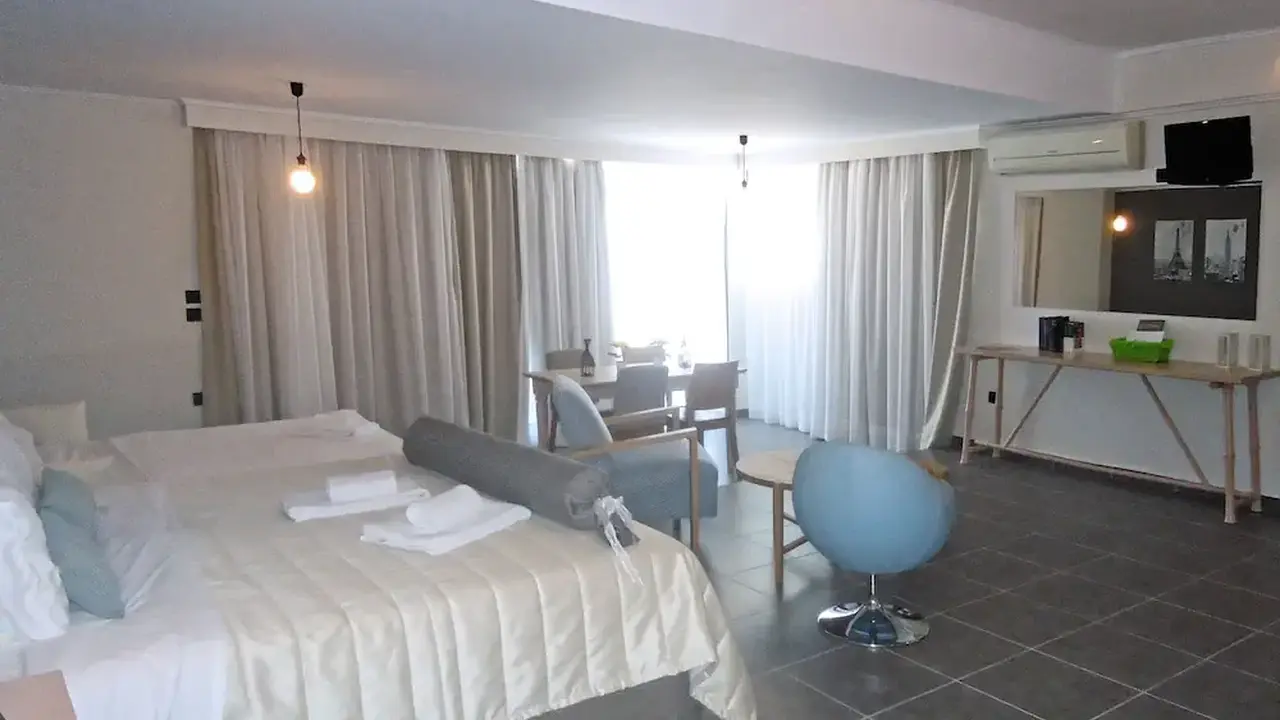 Amphitryon City Hotel