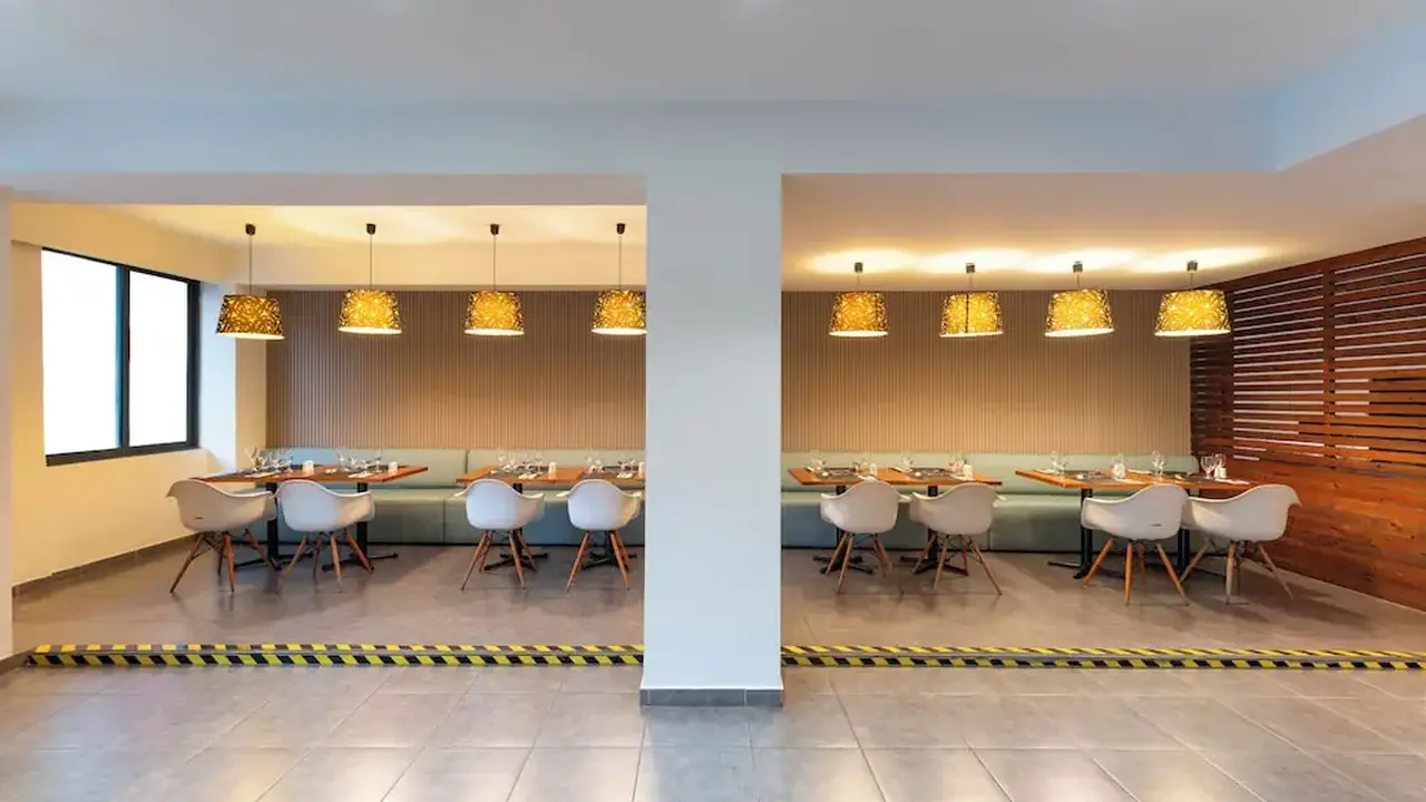Amphitryon City Hotel