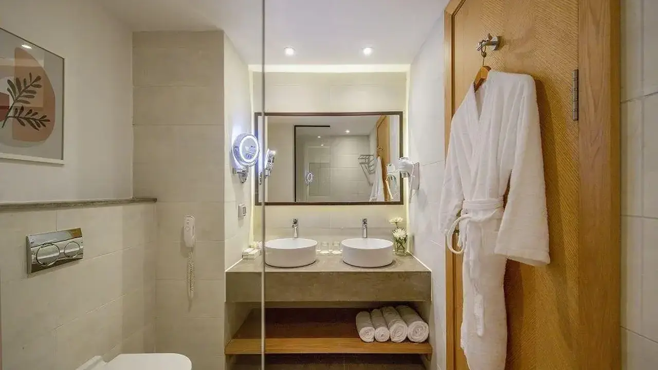 Amphoras Beach Hotel
