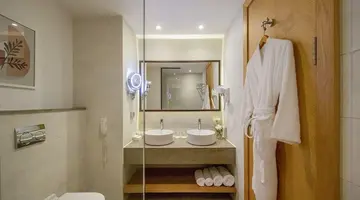 Amphoras Beach Hotel
