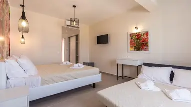 Aqua Luxury Suites