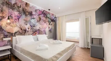 Aqua Luxury Suites