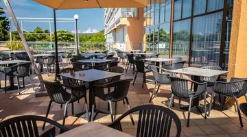 Arena Hotel Holiday