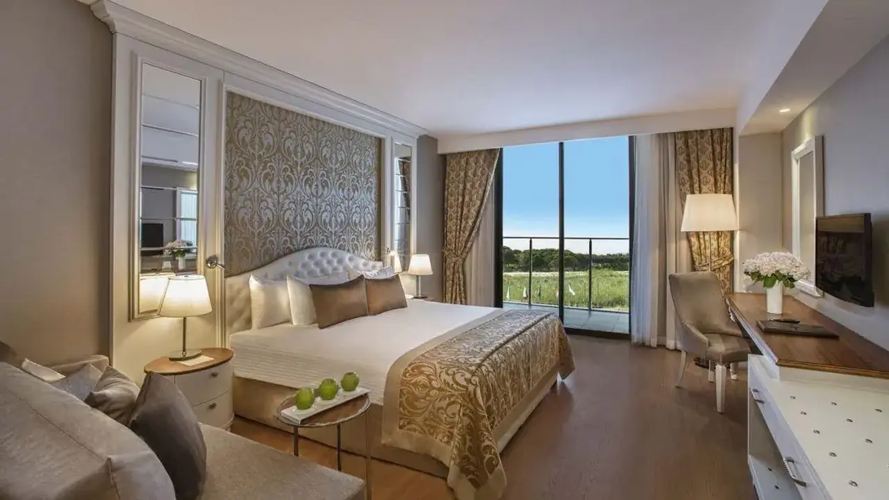ASKA LARA DELUXE RESORT