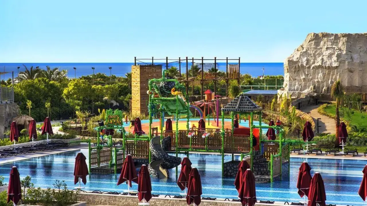 ASKA LARA DELUXE RESORT