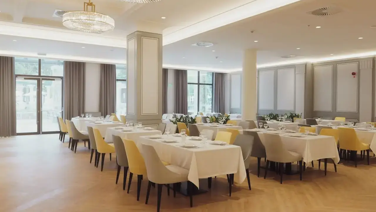 Astor Garden Hotel