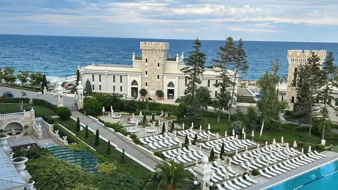 Astor Garden Hotel