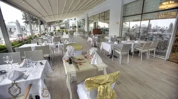 Azura Deluxe Hotel