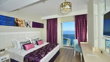 Azura Deluxe Hotel