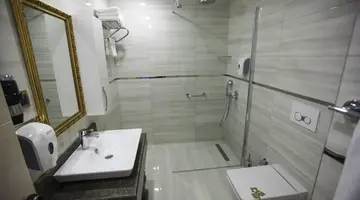 Azura Deluxe Hotel