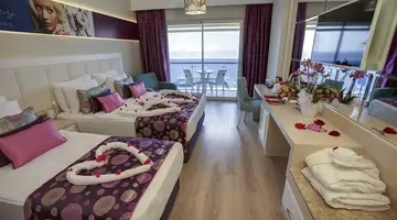 Azura Deluxe Hotel