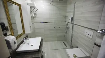 Azura Deluxe Hotel
