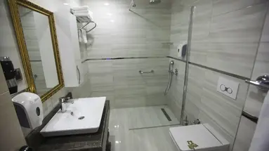 Azura Deluxe Hotel