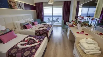Azura Deluxe Hotel