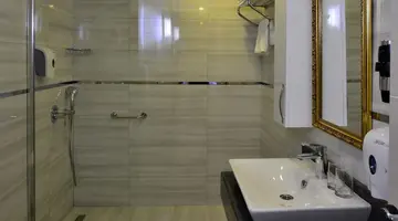 Azura Deluxe Resort & Spa