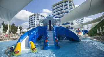 Azura Deluxe Resort & Spa