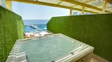 Azura Deluxe Resort & Spa