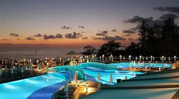 Azura Deluxe Resort & Spa