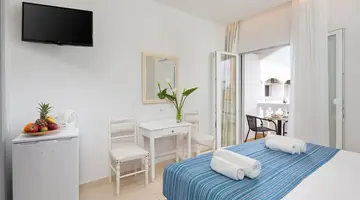 Bella Vista Beach Hotel and Studios