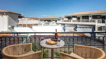 Bella Vista Beach Hotel and Studios