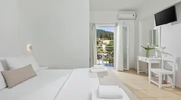 Bella Vista Beach Hotel and Studios