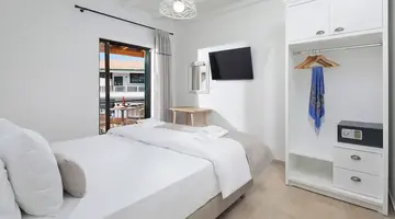 Bella Vista Beach Hotel and Studios