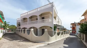 Bella Vista Beach Hotel and Studios