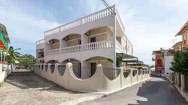 Bella Vista Beach Hotel and Studios