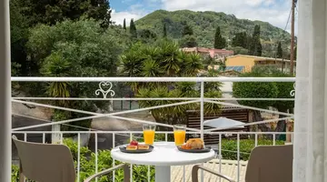 Bella Vista Beach Hotel and Studios